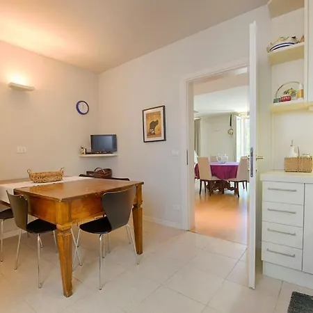 Elegant With Private Lift Apartment *