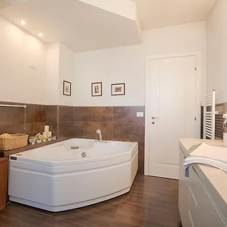 Elegant With Private Lift Apartment Bologna